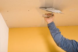 Ремонтируем окрашенный потолок